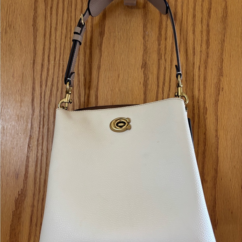 Elegant Cream Leather Shoulder Bag
